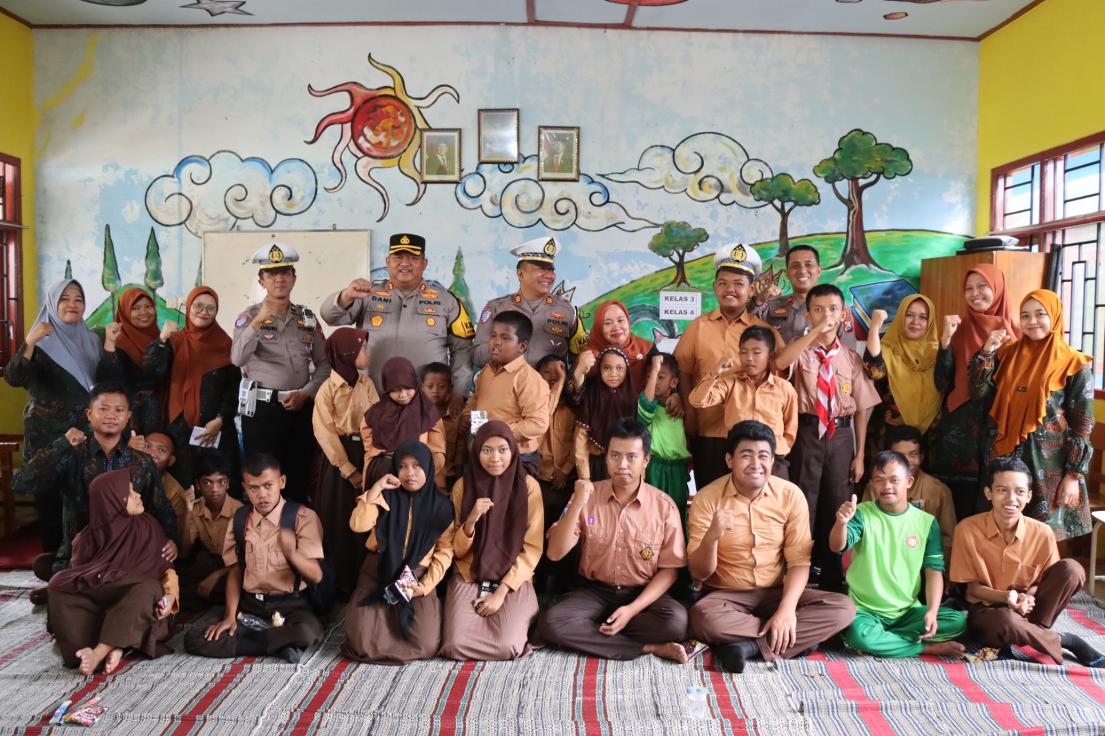 Kapolres Pamekasan AKBP Jazuli Dani Iriawan bersama Kasat Lantas mengunjungi Sekolah Luar Biasa (SLB) PGRI Pademawu. Sabtu 7 Desember 2024.