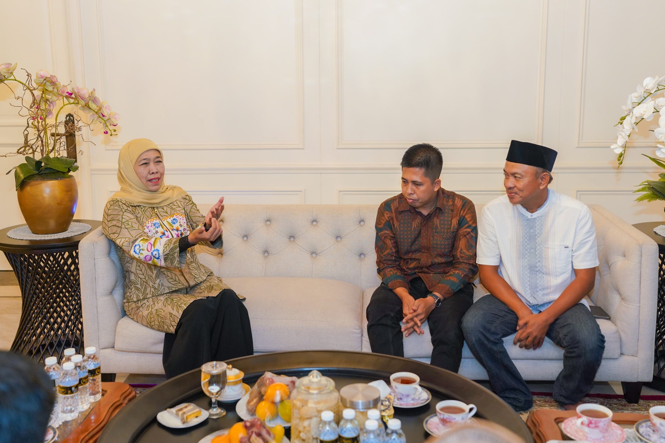 Gubernur Jawa Timur Terpilih Khofifah Indar Parawansa saat berdiskusi dengan para pengusaha muda dari Lumajang di kediamannya pada Rabu (25/12).