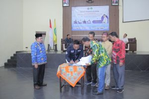 Foto Ketua IWO saat Teken MoU