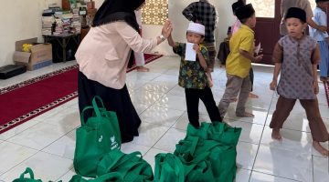 Tak Hanya Bantuan, Hj. Ansari Beri Motivasi Anak Yatim Saat Salurkan Zakat di Pamekasan